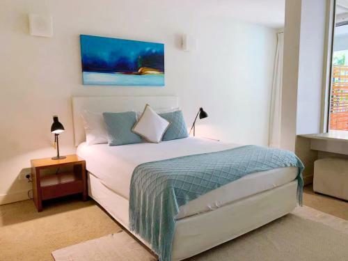 Palm Cove Beachside Apartment - Pool And Garden View