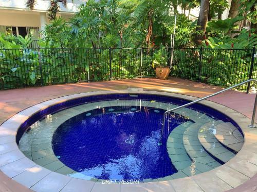 Palm Cove Beachside Apartment - Pool And Garden View