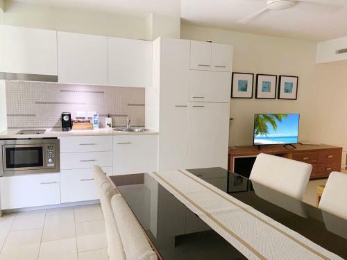 Palm Cove Beachside Apartment - Pool And Garden View