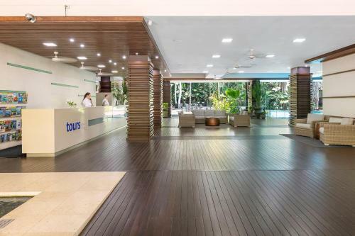 Palm Cove Beachside Apartment - Pool And Garden View
