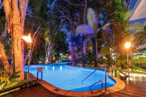 Palm Cove Beachside Apartment - Pool And Garden View