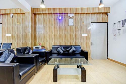 Hostal Oyo 80645 Rose Inn