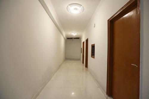 Oyo Flagship 77712 New Hotel Royal King 2
