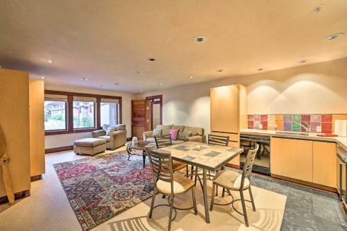 Spacious Luxury Retreat With Hot Tub And Pool!