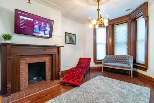 Luxurious Classic Gold Coast Villa For 12 Guests