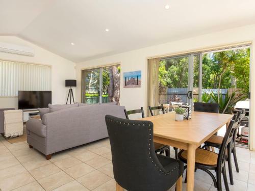 Salty Breeze - Pet Friendly - 10 Mins Walk To Beach