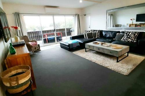 Modern 3 Bedroom Apartment, Beach, Surf & Shops