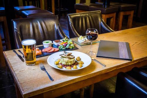 The Duke Of Edinburgh Hotel & Bar