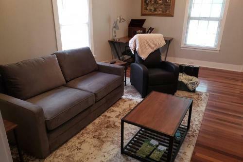 Haven In Harmony. Entire 840sqft Cottage. Sleeps 4