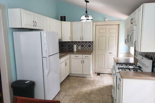 Haven In Harmony. Entire 840sqft Cottage. Sleeps 4