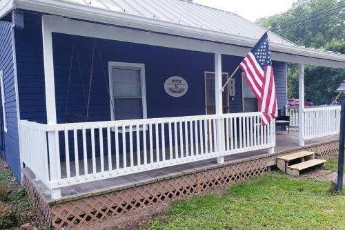 Haven In Harmony. Entire 840sqft Cottage. Sleeps 4
