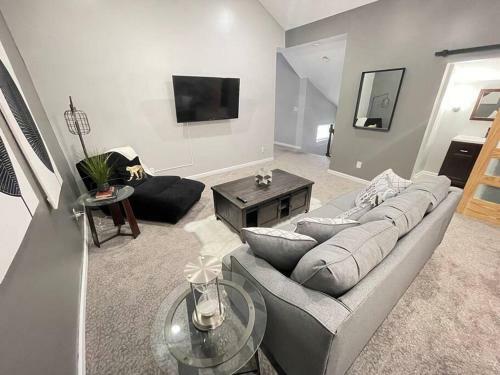 2300+ Sq. Ft. / 5 Min To Downtown & Mass Ave