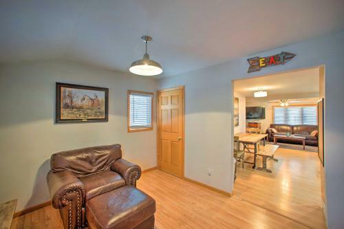Charming Iowa Abode Near Knoxville Raceway!