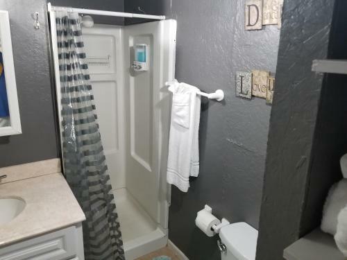 Villa Completebnb Presents Mkt718, Epigrammatic 2br 1 Bath Lower Unit