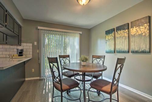 Modern Townhome With Fireplace Near Stoll Park