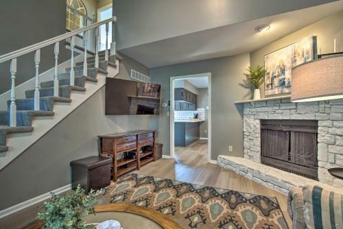 Modern Townhome With Fireplace Near Stoll Park