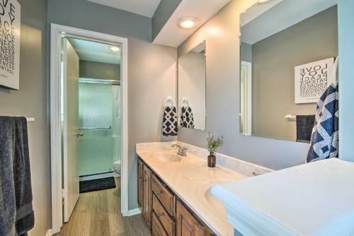 Modern Townhome With Fireplace Near Stoll Park