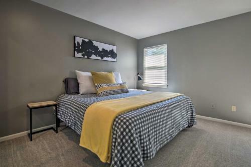 Modern Townhome With Fireplace Near Stoll Park