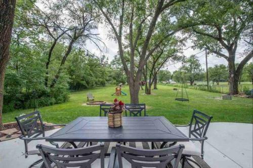 Renovated Oasis, 4 Bedroom/outdoor Dining