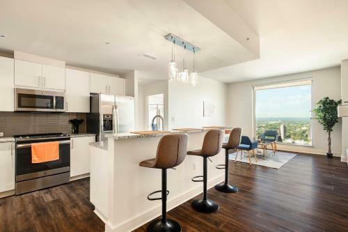 Apartamento Elegant 2br Condo With Sky Pool By Cozysuites