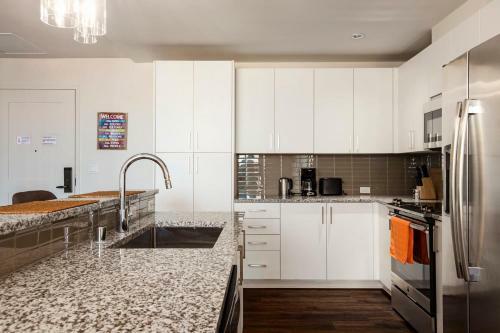 Apartamento Elegant 2br Condo With Sky Pool By Cozysuites