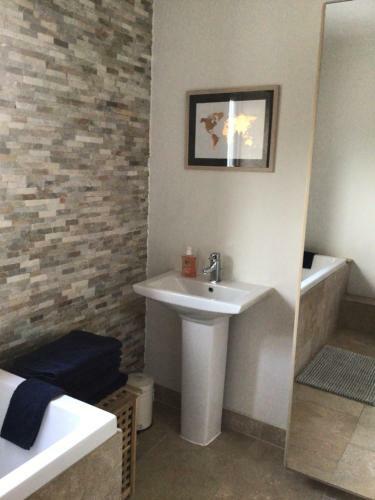 Beautiful Large 4-bed House Close To Celtic Manor