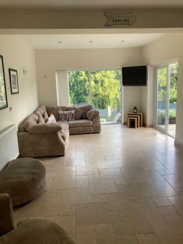 Beautiful Large 4-bed House Close To Celtic Manor