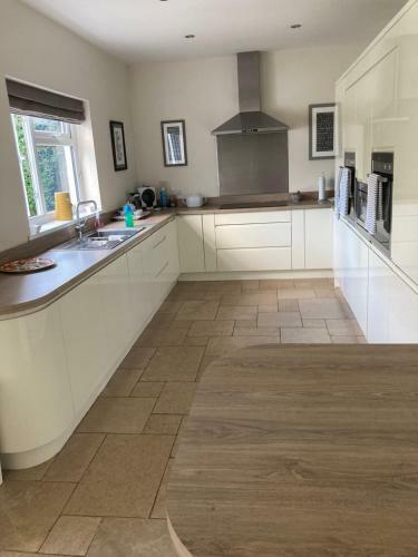 Beautiful Large 4-bed House Close To Celtic Manor