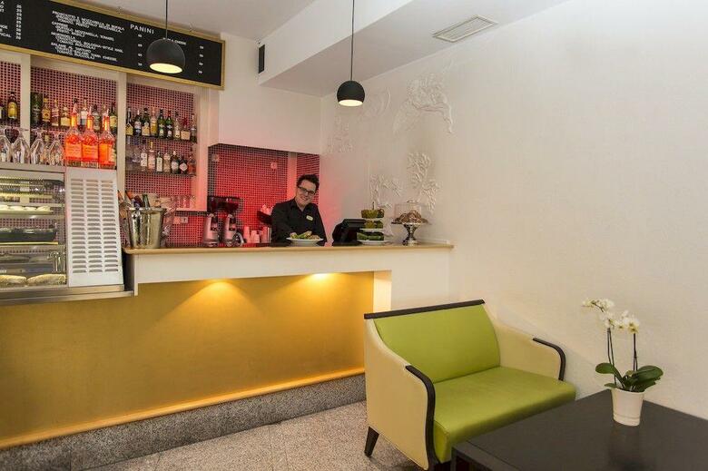 Crystal Plaza Hotel