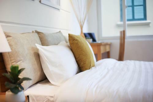 Luxury 2brs Apartment?lakeside?bigbalcony?fullfacilities?hottub