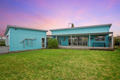 The Bach - Waihi Beach Holiday Home