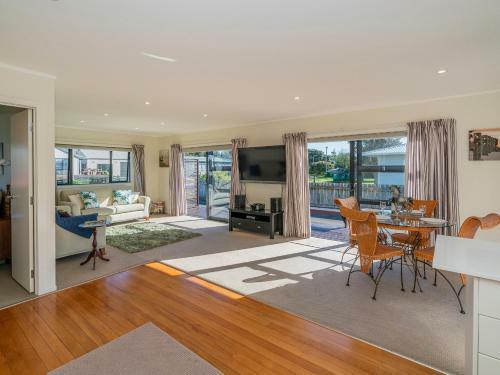 Beach Life Bach - Whangamata Holiday Home