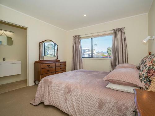 Beach Life Bach - Whangamata Holiday Home
