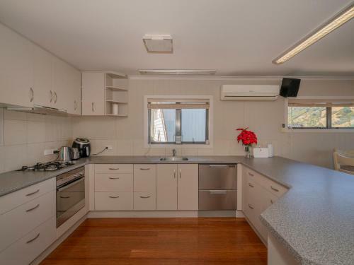 Paradise By The Beach - Simpson's Beach Holiday Home