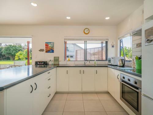 Sunlight Bach - Whitianga Holiday Home