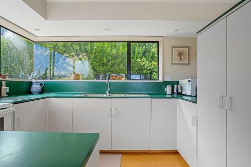 Sun Baked Akaroa Views - Akaroa Holiday Home