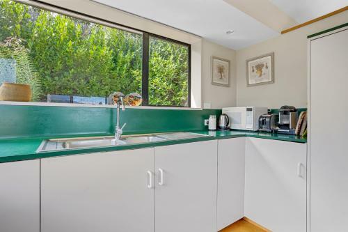 Sun Baked Akaroa Views - Akaroa Holiday Home