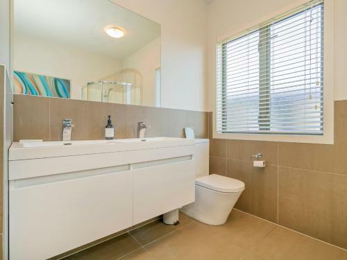 Matarangi Villa On Golf Course - Matarangi Holiday Home