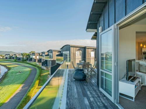 Matarangi Villa On Golf Course - Matarangi Holiday Home