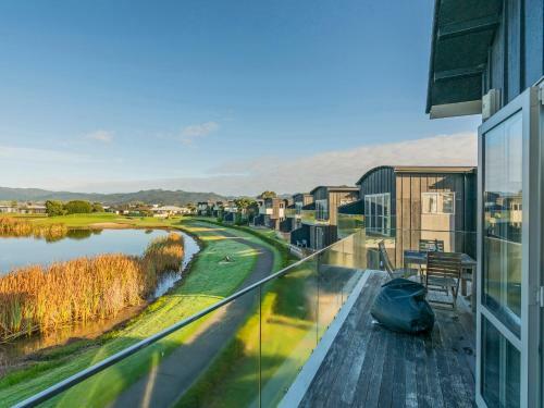 Matarangi Villa On Golf Course - Matarangi Holiday Home