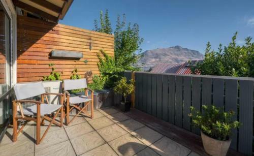 Fantastic Views, Close To Town 2 Bedroom Apartment