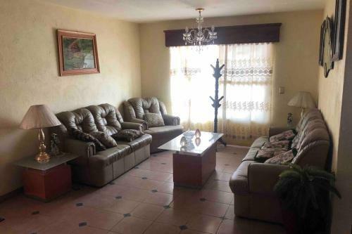Espaciosa Casa S�per Bien Ubicada En Guadalajara