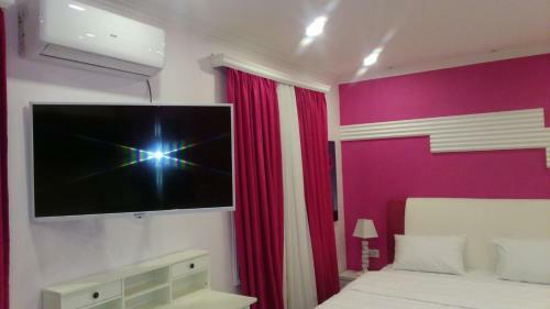Pink Apartment Near Airport