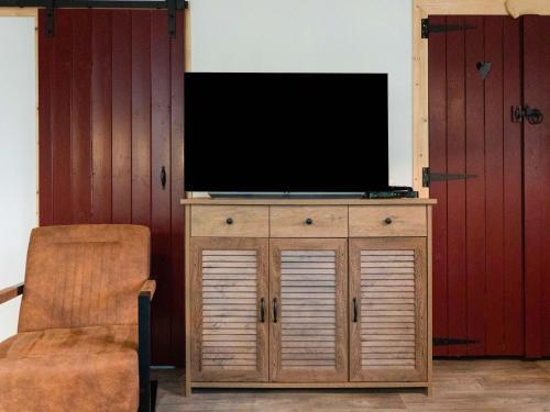 Comfortable Holiday Home In Epe With Hot Tub
