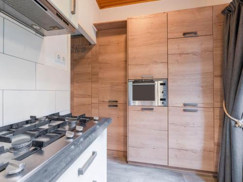 Comfortable Holiday Home In Epe With Hot Tub