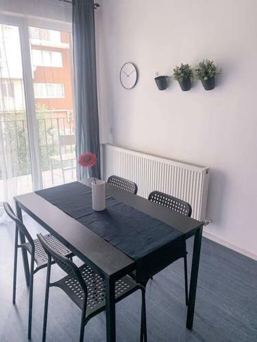 Cosy Apartment Near Forest With Private Parking