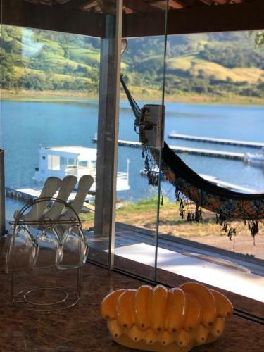 Casa Beira Lago Com Vista Para Montanha