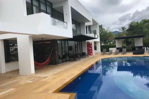 Casa Moderna Campestre Con Piscina En Melgar