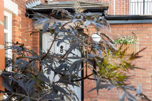 Bed & Breakfast The Dartmouth Boutique B &b