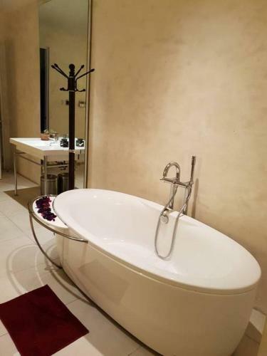 Apartamentos Azure Luxury Beach View Condo Staycation
